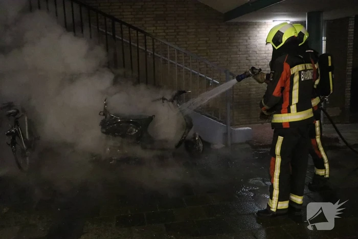 Opnieuw scooter in brand gestoken