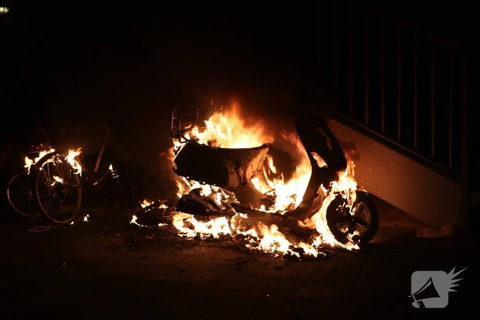 Opnieuw scooter in brand gestoken