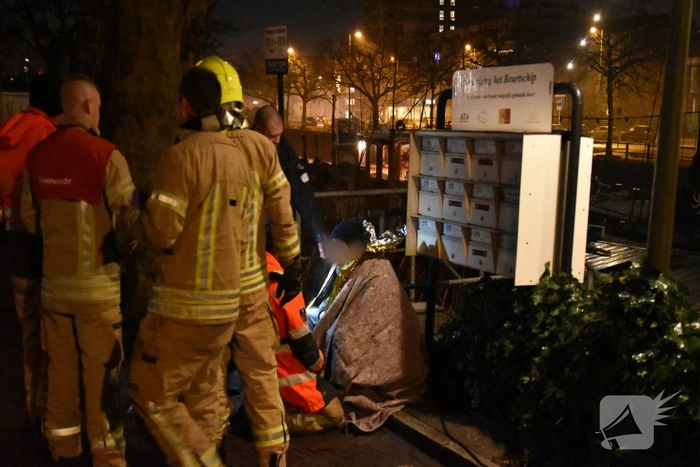 Brandweer redt man uit water