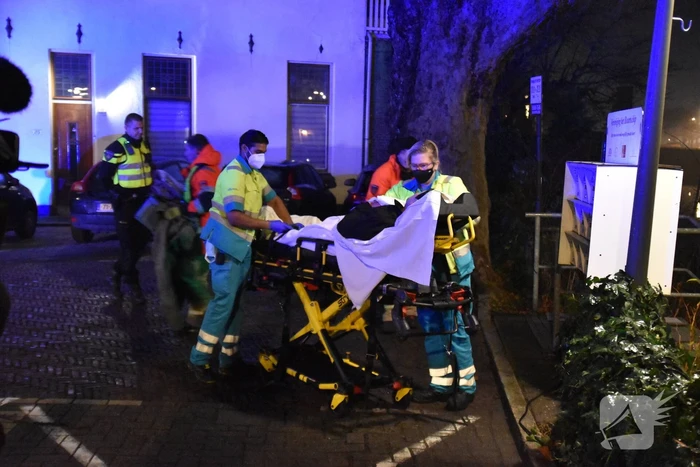 Brandweer redt man uit water