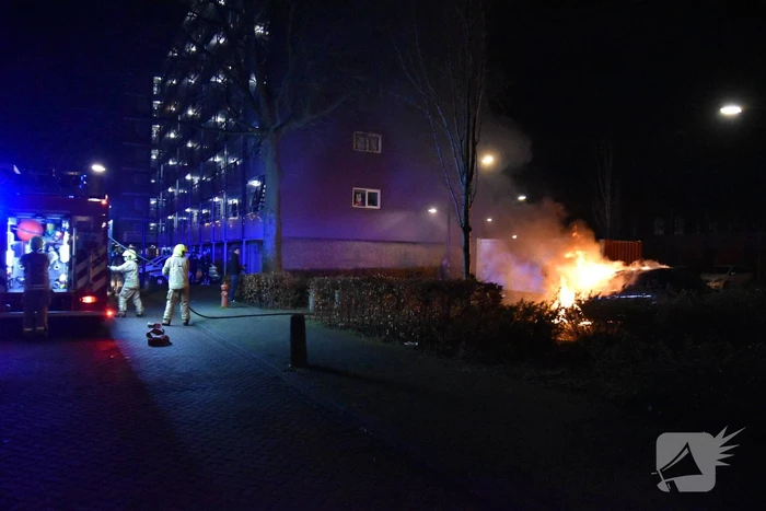 Auto in vlammen opgegaan