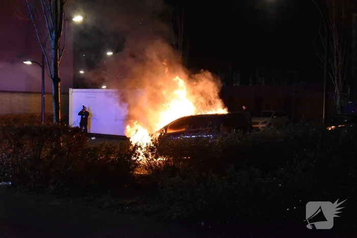 Auto in vlammen opgegaan