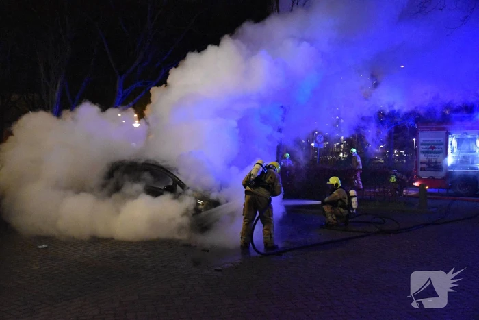 Auto in vlammen opgegaan