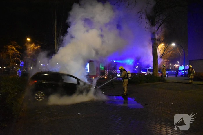 Auto in vlammen opgegaan