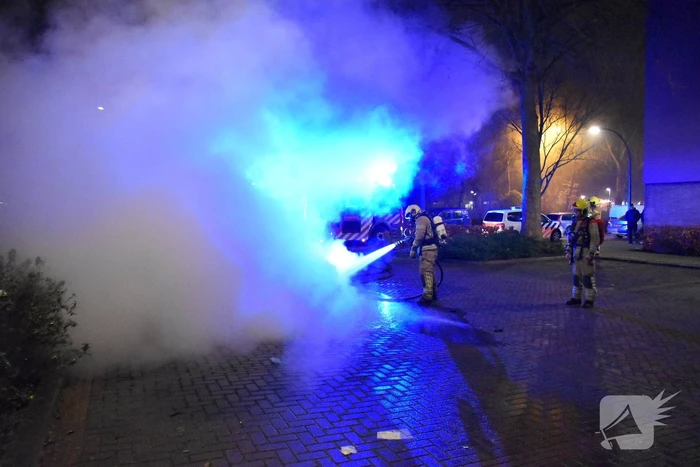 Auto in vlammen opgegaan