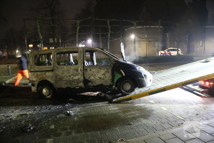 Bestelbus voor De Windroos volledig uitgebrand