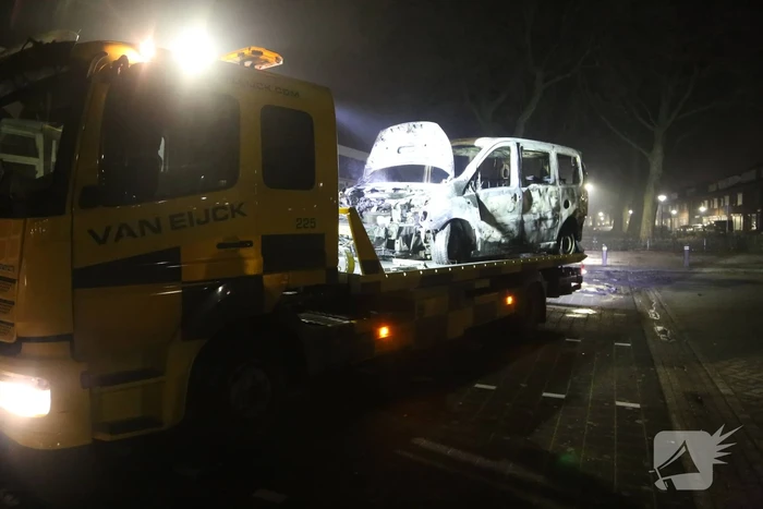 Bestelbus voor De Windroos volledig uitgebrand
