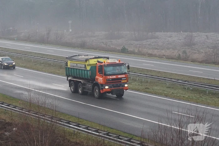 Twee auto's vliegen van de snelweg af door gladheid