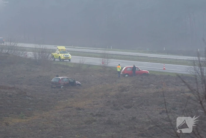 Twee auto's vliegen van de snelweg af door gladheid