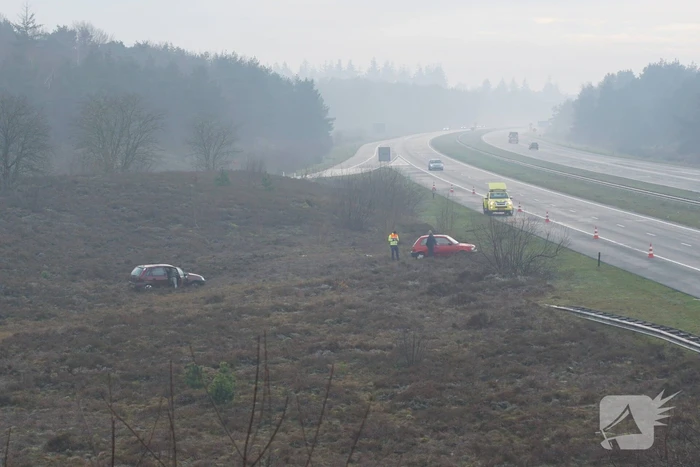 Twee auto's vliegen van de snelweg af door gladheid