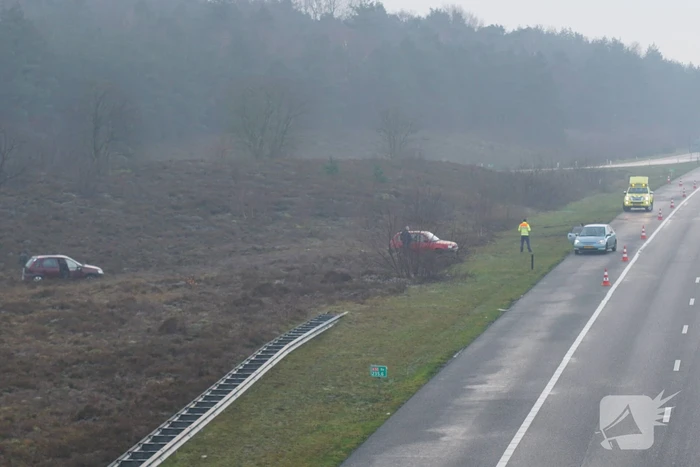 Twee auto's vliegen van de snelweg af door gladheid