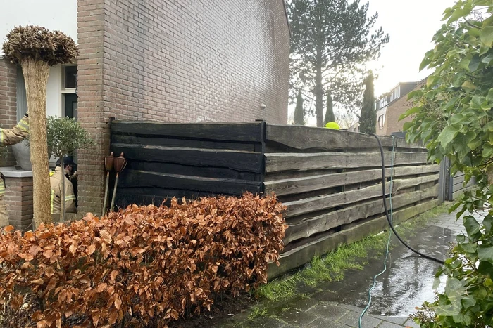 Afval in brand gevlogen zorgt voor gevaar woning