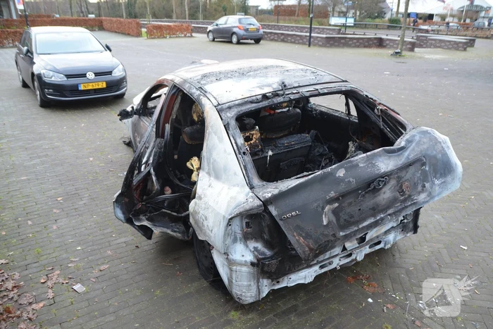 Auto volledig uitgebrand