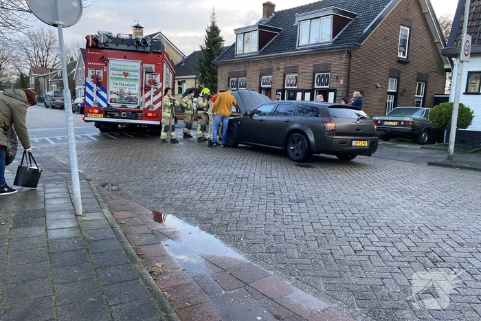 Auto vliegt in brand tijdens het rijden