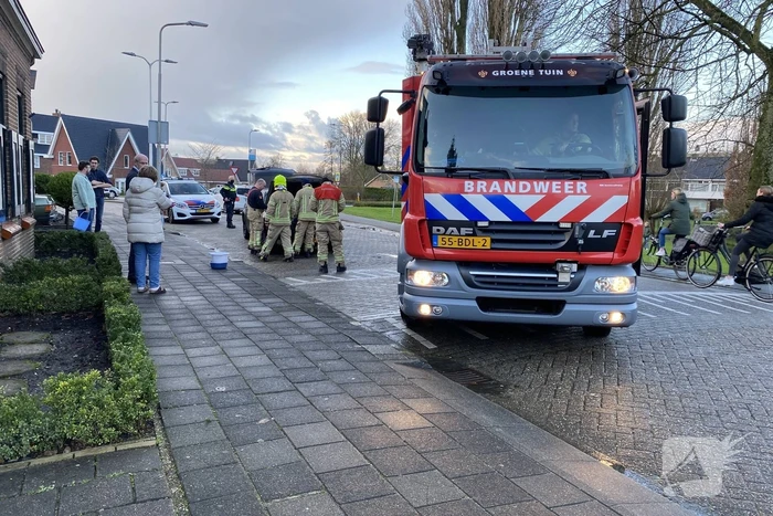 Auto vliegt in brand tijdens het rijden