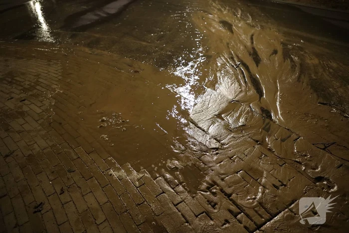 Stoep zakt weg door fors waterlek