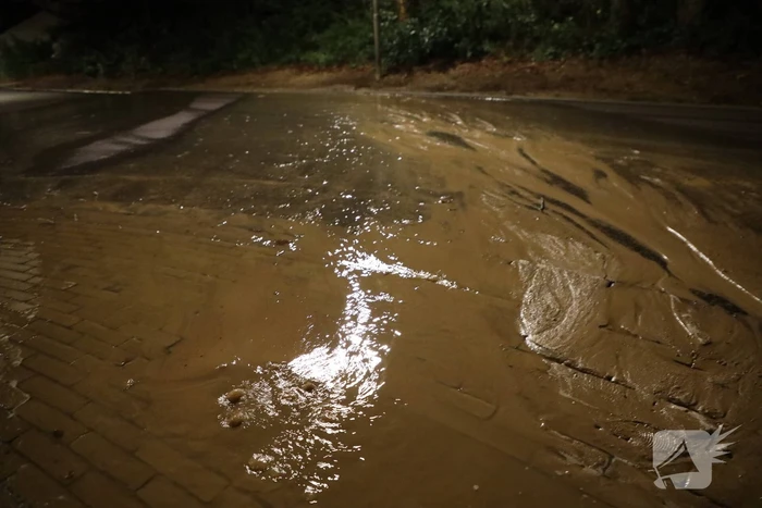 Stoep zakt weg door fors waterlek