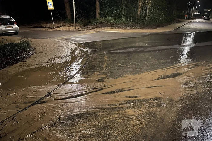Stoep zakt weg door fors waterlek