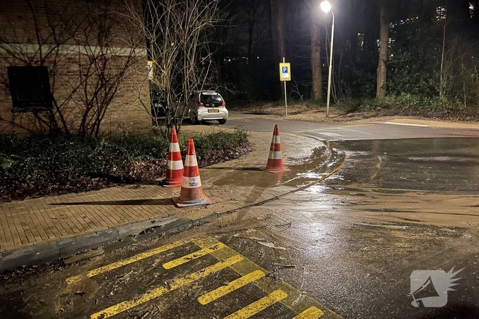 Stoep zakt weg door fors waterlek