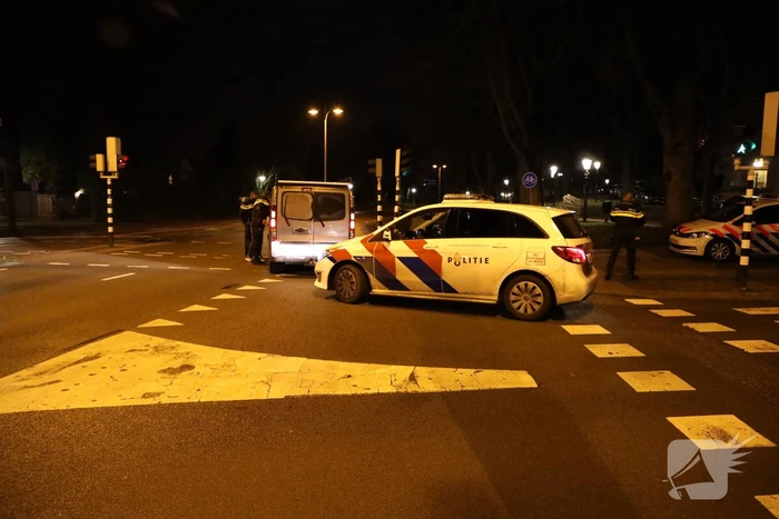 Bestelbus komt tot stilstand tegen verkeerslicht