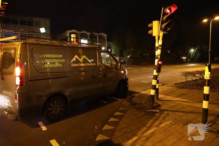Bestelbus komt tot stilstand tegen verkeerslicht