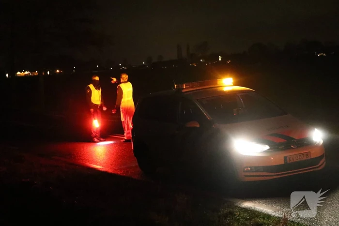 Auto belandt op dak in sloot