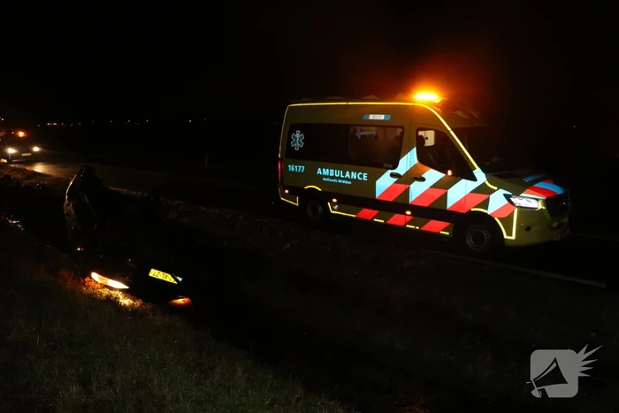 Auto belandt op dak in sloot