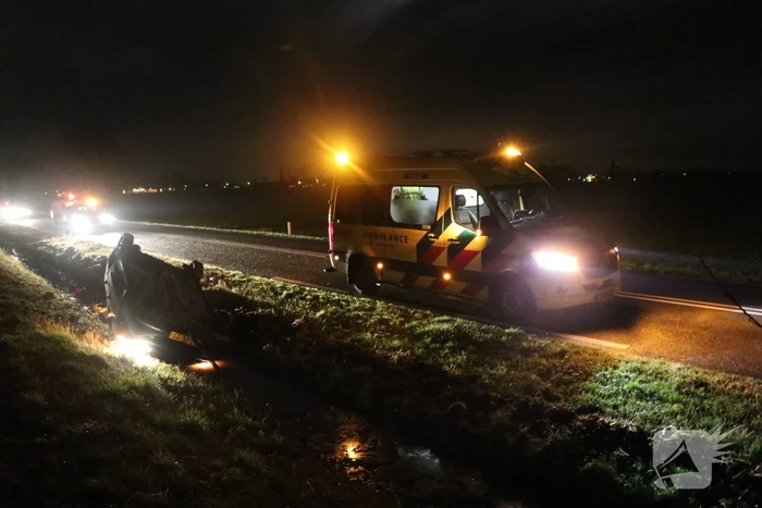 Auto belandt op dak in sloot