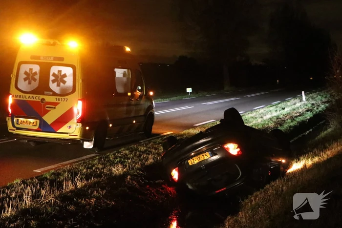 Auto belandt op dak in sloot