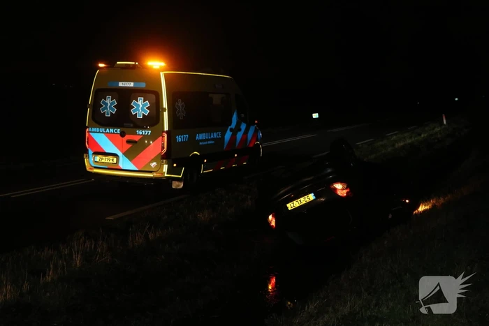 Auto belandt op dak in sloot