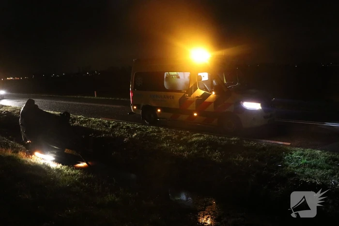 Auto belandt op dak in sloot