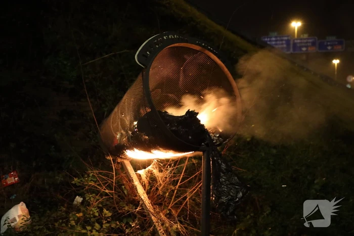 Brandweer blust brandende blikvanger