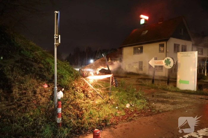 Brandweer blust brandende blikvanger
