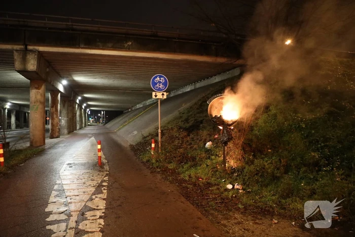 Brandweer blust brandende blikvanger