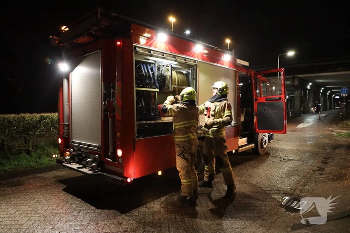 Brandweer blust brandende blikvanger
