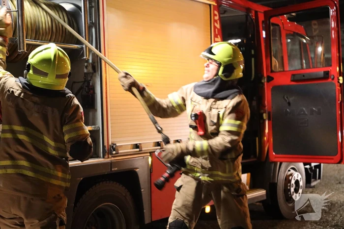 Brandweer blust brandende blikvanger