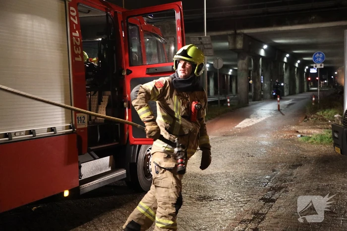 Brandweer blust brandende blikvanger