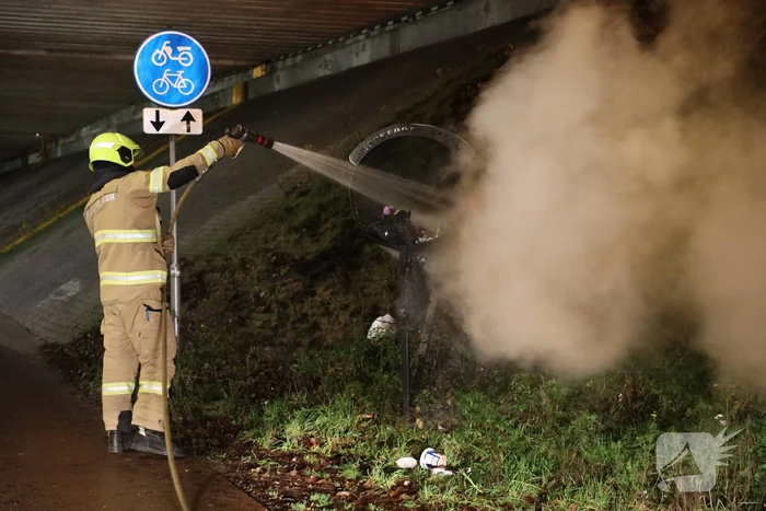 Brandweer blust brandende blikvanger