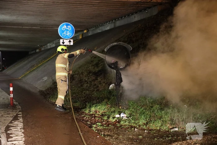 Brandweer blust brandende blikvanger