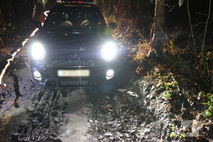 Auto rijdt zich vast in de modder