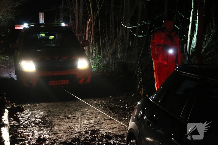 Auto rijdt zich vast in de modder