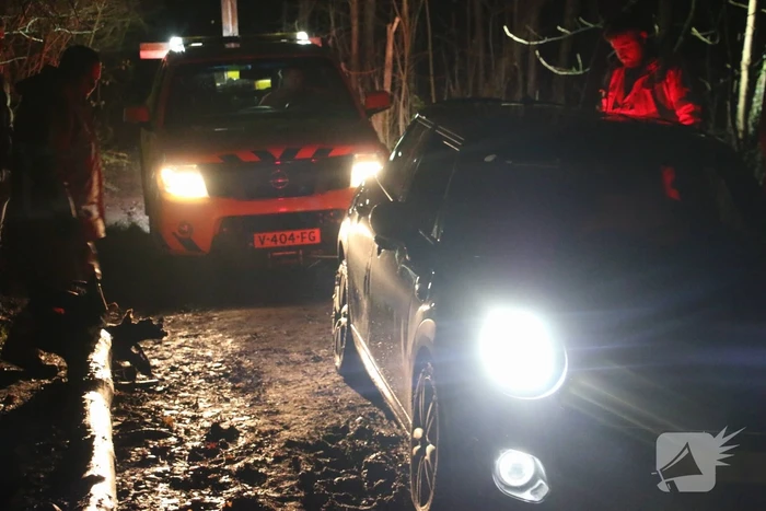 Auto rijdt zich vast in de modder