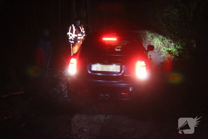 Auto rijdt zich vast in de modder