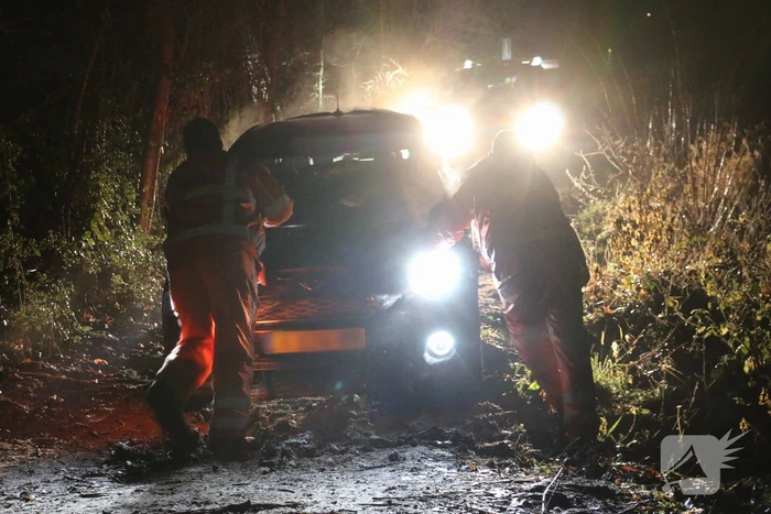 Auto rijdt zich vast in de modder