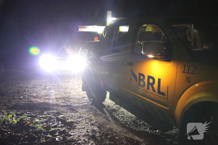 Auto rijdt zich vast in de modder