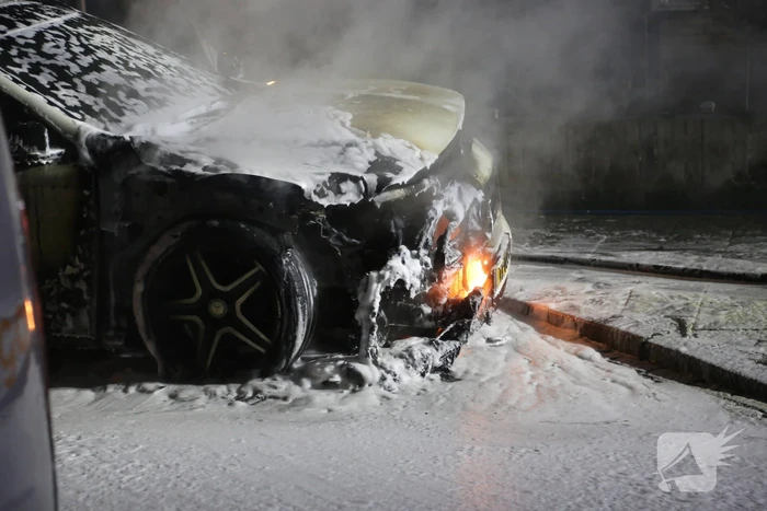 Auto verwoest door brand in motorcompartiment