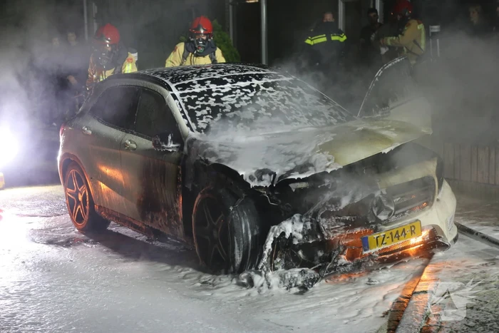 Auto verwoest door brand in motorcompartiment