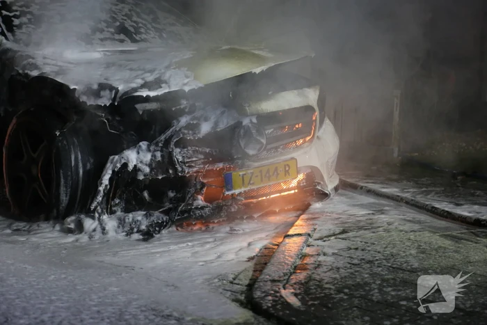 Auto verwoest door brand in motorcompartiment