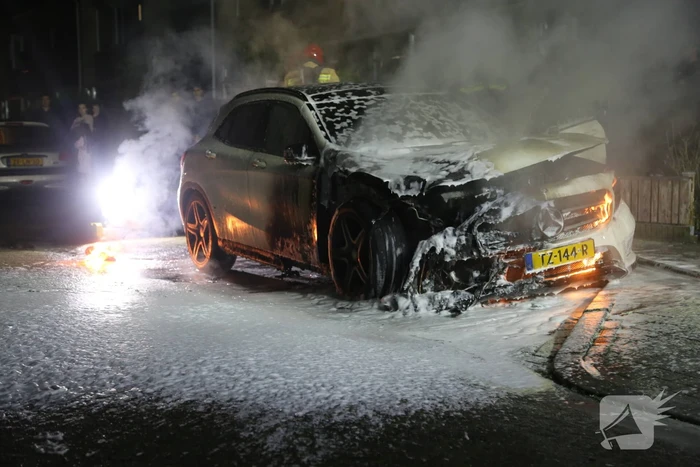 Auto verwoest door brand in motorcompartiment