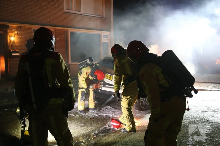 Auto verwoest door brand in motorcompartiment